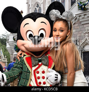 Lake BUENA VISTA, FL - 09. DEZEMBER: Ariana Grande beim Taping des TV-Special "Frozen Christmas Celebration" der Disney Parks im Magic Kingdom Park im Walt Disney World Resort am 9. Dezember 2014 in Lake Buena Vista, Florida. Personen: Ariana Grande Transmission Ref: FLXX Credit: Hoo-Me.com/MediaPunch Stockfoto