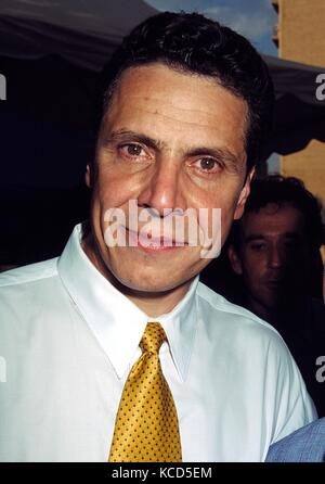 Andrew Cuomo bei der Garden Party 2002 für Schwule, Lesben und Transsexuelle in John Seravalli in New York City. Juni 2002. © Joseph Marzullo / MediaPunch Stockfoto