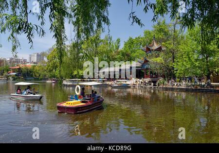 Der Green Lake Park in der Stadt Kunming stammt aus der Qing-Dynastie. Bootstouren und Pavillons am See. Provinz Yunnan, China. Stadt des ewigen Frühlings Stockfoto