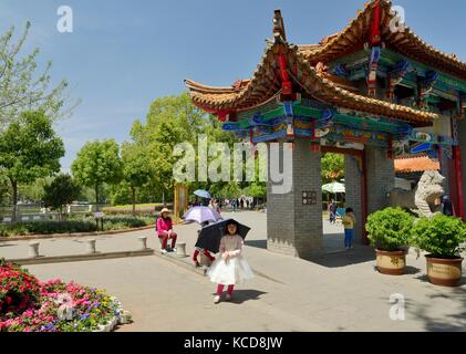 Green Lake Park in der Stadt Kunming stammt aus der Qing-Dynastie. Bootfahren und Lakeside Pavillons. Provinz Yunnan, China. Stadt des ewigen Frühlings Stockfoto