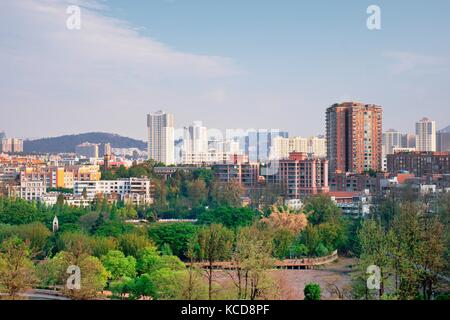 Kunming, Provinz Yunnan, China. Blick nach Süden über Green Lake Park. Stockfoto