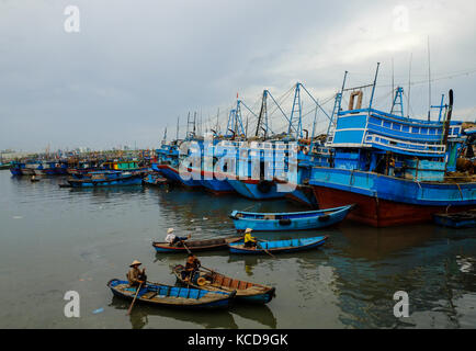 Vietnamesische Fischerboote im Hafen in Vung Tau, Vietnam Stockfoto