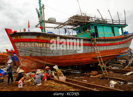 Arbeitnehmer nehmen eine Pause vom Gebäude Fischerboote an eine Werft in Vung Tau, Vietnam Stockfoto