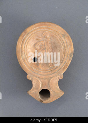 Terracotta Lampe mit Gladiator, frühen Kaiserzeit, Ca. 40 - 80 N.CHR., Römische, Terrakotta; Schimmel, Gesamt: 1 1/16 x 3 15/16 in. (2.7 Stockfoto