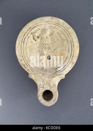 Terracotta Lampe mit Gladiator, frühen Kaiserzeit, Ca. 40 - 100 N.CHR., römische, die zyprische, Terrakotta; Schimmel, Insgesamt: 15/16 x 4 1/16 Stockfoto