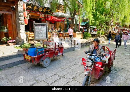 Shuhe Old Town Welterbestätte, Provinz Yunnan, China. Naxi ethnische Stätte in Lijiang. Teestuben und Souvenirläden, Straßenszene Stockfoto