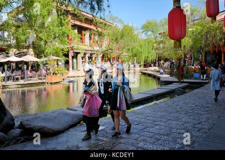 Shuhe Old Town Welterbestätte, Provinz Yunnan, China. Naxi ethnische Stätte in Lijiang. Teestuben und Souvenirläden, Straßenszene Stockfoto