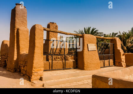 Ein traditioneller Brunnen in einem Lehmziegeldorf, Provinz Riyadh, Saudi-Arabien Stockfoto