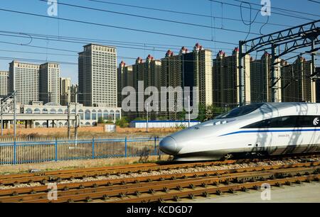 Chinesischer Hochgeschwindigkeitszug auf der Pekinger Bahnstrecke am Bahnhof Shijiazhuang in der Provinz Hebei. Motormodell CRH380A-2516 Stockfoto