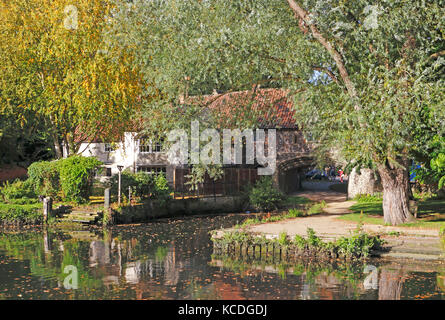 Ein Blick auf Pulls Ferry am Fluss Wensum im frühen Herbst in Norwich, Norfolk, England, Großbritannien. Stockfoto