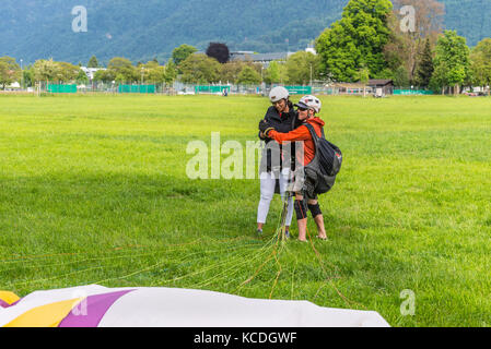 Interlaken, Schweiz - 26. Mai 2016: Tandem Gleitschirm nach der Landung in Interlaken, Schweiz. Stockfoto