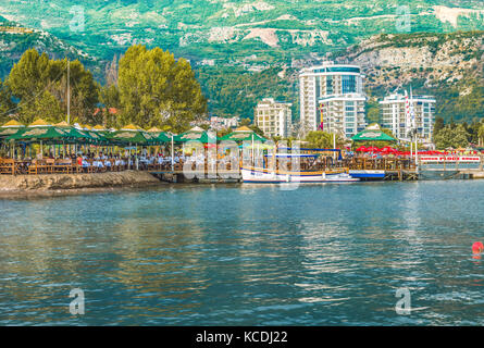 Budva, Montenegro - 20. August 2017: Fragment der Damm des Golf von der Adria in Budva, Montenegro. Stockfoto