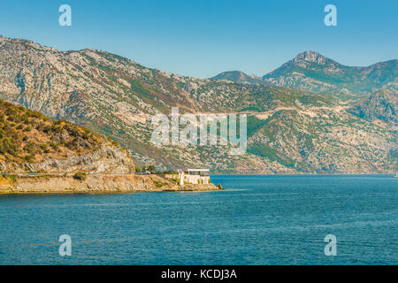 Schönen mediterranen Landschaft. Berge in der Nähe von Stadt Perast, Bucht von Kotor (Bucht von Kotor), Montenegro. Stockfoto