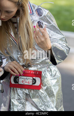 Mailand, Italien - 22. September 2017: Modell tragen eine versilberte Fell und eine Videokassette Handtasche während der armani Parade, auf der Straße fotografiert. Stockfoto