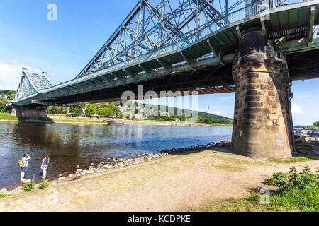 Flacher Blick auf die berühmte Loschwitzer Brücke - Loschwitzer Brücke, (Blaues Wunder) Dresden, über die Elbe Stockfoto