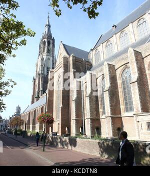 Kirchenschiff und Turm aus dem 15. Jahrhundert Nieuwe Kerk (Neue Kirche) im Zentrum von Delft, Südholland, Niederlande. Von der Oude Langendijk Straße aus gesehen. Stockfoto