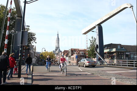 Koepoortbrug (Cow Gate Bridge) über Oostsingel Canal, in Richtung Nieuwe Kerk (Neue Kirche) Delft, Südholland, Niederlande suchen. Stockfoto