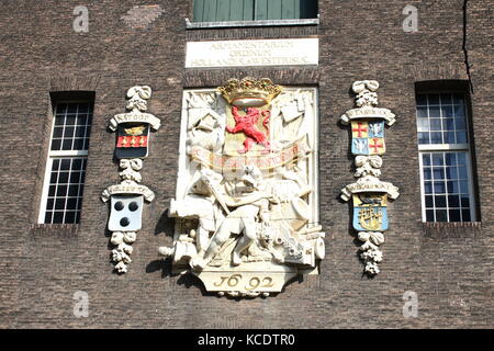 Wappen auf dem frühen 16. Jahrhundert Arsenal Gebäude, der ehemaligen nationalen Museum der Niederländischen Armee an der Oude Delft, Delft, Niederlande Stockfoto