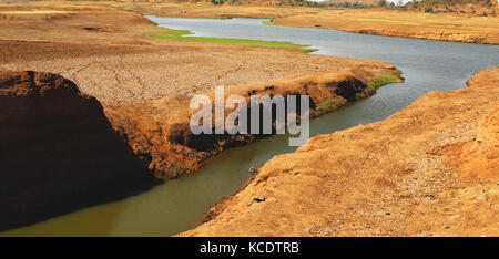 Fluss trocken im Sommer erhalten Stockfoto