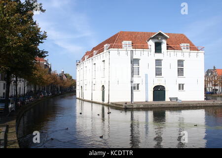 Anfang des 16. Jahrhunderts Arsenal Gebäude, bis 2013 das Nationale Museum für die Niederländische Armee an der Oude Delft, Delft, Niederlande Stockfoto