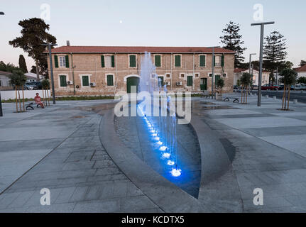 Beleuchtete Brunnen neben dem alten Polizeistation in Kennedy Platz, Paphos Altstadt (Das ktima), Zypern. Stockfoto