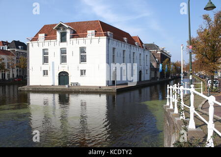 Anfang des 16. Jahrhunderts Arsenal Gebäude, bis 2013 das Nationale Museum für die Niederländische Armee an der Oude Delft, Delft, Niederlande Stockfoto