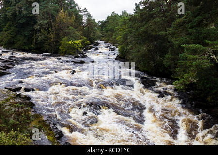 Die Wasserfälle von Dochart laufen durch die kleine Stadt von Killin, Loch Lomond und der Trossachs National Park, Schottland. Stockfoto