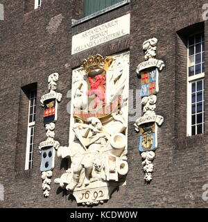 Wappen auf dem frühen 16. Jahrhundert Arsenal Gebäude, der ehemaligen nationalen Museum der Niederländischen Armee an der Oude Delft, Delft, Niederlande Stockfoto