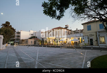 Cafe's und Bars in martiou 25 Straße in der Altstadt von Paphos, Zypern. Stockfoto
