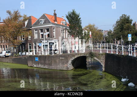 Alte Brücke im Lange Geer Street und Oude Delft Canal, Delft, Niederlande, in Richtung Achterom Kanal suchen. Stockfoto