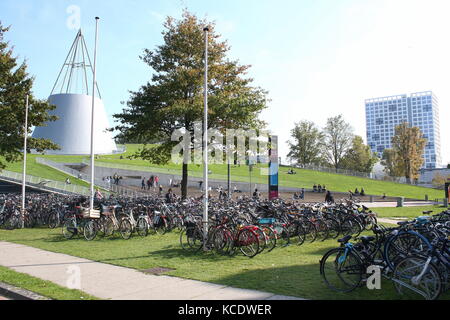 Viele Fahrräder neben den modernen Technische Universität Delft Bibliothek geparkt, Campus der Universität Delft, Niederlande Stockfoto