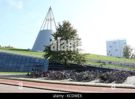 Viele Fahrräder neben den modernen Technische Universität Delft Bibliothek geparkt, Campus der Universität Delft, Niederlande Stockfoto