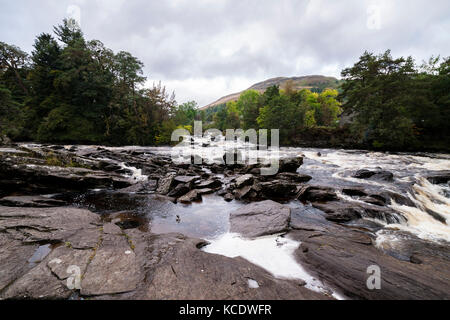 Die Wasserfälle von Dochart laufen durch die kleine Stadt von Killin, Loch Lomond und der Trossachs National Park, Schottland. Stockfoto