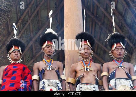 Naga tribal Männer in traditioneller Kleidung, Kisima Nagaland Hornbill Festival, Kohima, Nagaland, Indien Stockfoto