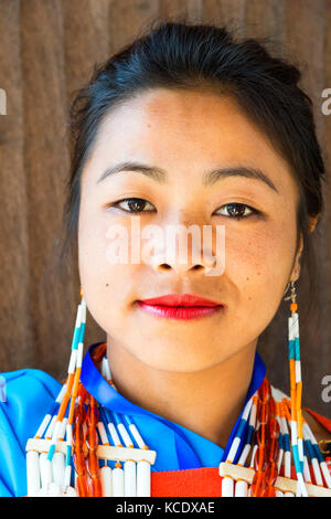 Naga tribal Frau in traditioneller Kleidung, Kisima Nagaland Hornbill Festival, Kohima, Nagaland, Indien Stockfoto