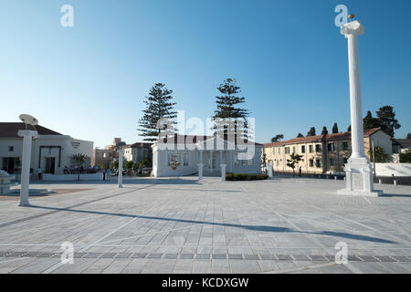 Die Spalte des 28. Oktober und Pafos Municipal Library, am 28. Oktober Square, Pafos, Zypern Stockfoto