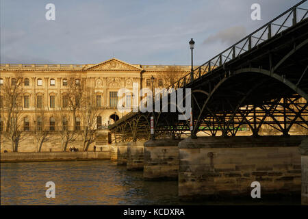 PARIS, FRANKREICH, 26. Januar 2016 : Eine Fußgängerbrücke (Le Pont des Arts) verbindet das Institut de France mit dem zentralen Platz des Palais du Louvre. Stockfoto