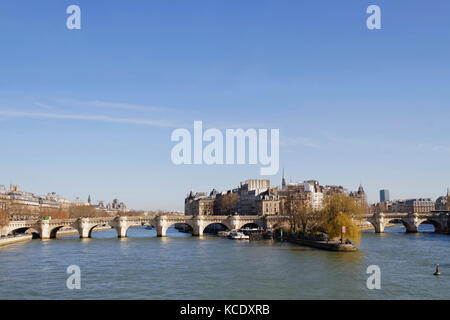 PARIS, FRANKREICH, 12. März 2015 : die Pont Neuf ist die älteste noch erhaltene Brücke über die seine in Paris und liegt am westlichen Punkt der Ile Stockfoto