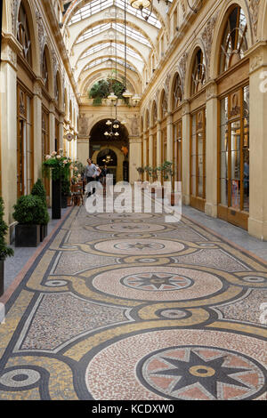 PARIS, Frankreich, 16. Juni 2017 : die Galerie Vivienne ist eine der berühmten überdachten Passagen von Paris. Die Galerie wurde als historischer Mo registriert Stockfoto