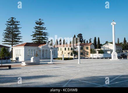 Die Spalte des 28. Oktober und Pafos Municipal Library, am 28. Oktober Square, Pafos, Zypern Stockfoto