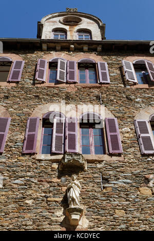 CONQUES, FRANKREICH, 19. Juni 2015 : die Abtei St. Foy in Conques ist ein beliebter Halt für Pilger auf dem Weg nach Santiago de Compostela. Die Hauptauslosung für Stockfoto