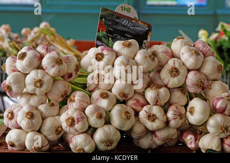 FIGEAC, FRANKREICH, 20. Juni 2015 : Knoblauch auf dem Markt von Figeac zu verkaufen Stockfoto