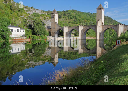 CAHORS, FRANKREICH, 22. Juni 2015 : die Valentre-Brücke, das Symbol von Cahors, wurde 1378 fertiggestellt und hat einen Mythos entwickelt, der mit dem Teufel zu tun hat. Stockfoto