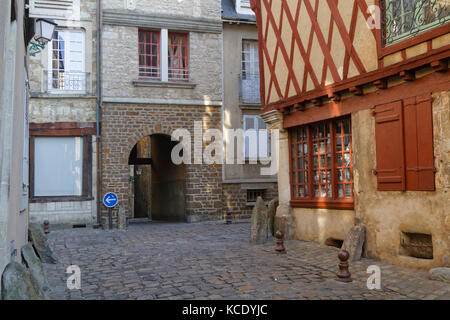 LE MANS, Frankreich, 29. April 2017: alte Häuser im Stadtzentrum von Le Mans. Le Mans hat eine gut erhaltene mittelalterliche Altstadt ('Cite Plantagenet', auch Calle Stockfoto