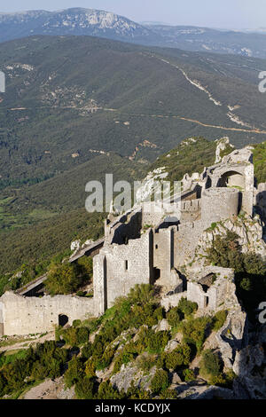 DUILHAC, FRANKREICH, 27. Mai 2016 : Peyrepertuse ist eine zerstörte Festung und eine der Katharerburgen. Katharerschlösser ist ein moderner Begriff, der vom Tourismus i verwendet wird Stockfoto