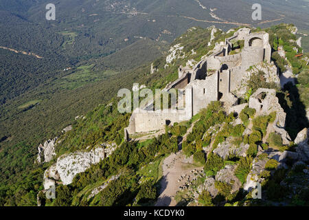 DUILHAC, FRANKREICH, 27. Mai 2016 : Peyrepertuse ist eine zerstörte Festung und eine der Katharerburgen. Katharerschlösser ist ein moderner Begriff, der vom Tourismus i verwendet wird Stockfoto