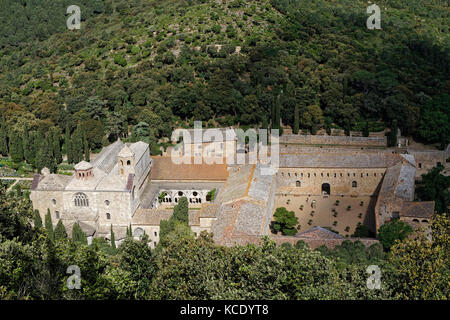 FONTFROIDE, FRANKREICH, 30. Mai 2016 : die Abtei Fontfroide oder Abbaye Sainte-Marie de Fontfroide ist ein ehemaliges Zisterzienserkloster. Es wurde über ein wiederhergestellt Stockfoto