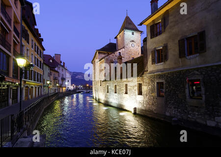 Blaue Stunde auf dem Palais de l'Ile in Annecy Stockfoto