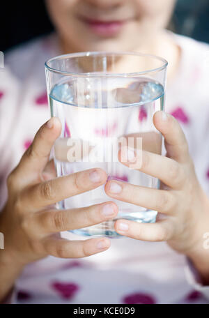 Glas mit sauberem Wasser Stockfoto