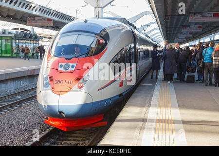 Saint-Petersburg, Russland - 05.Mai 2017: Fluggäste den Zug sapsan. der Dirigent die Tickets Kontrollen, die Fahrgäste stehen im Einklang Stockfoto